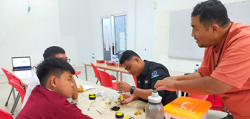 Gambar Dosen Elektronika PCR Berikan Pelatihan Robotik untuk Siswa SMAS Mutiara Harapan Pelalawan