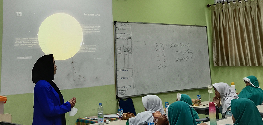 Gambar Dosen PCR Gelar Sosialisasi Media Pembelajaran Interaktif Tata Surya di SD Al Ittihad Pekanbaru