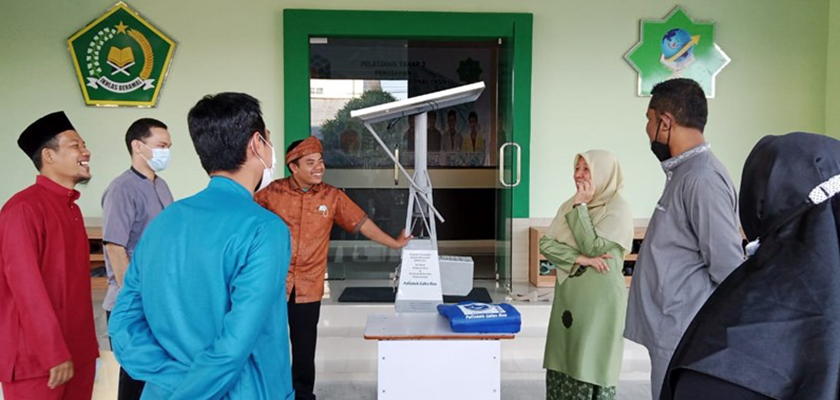 Gambar Dosen Politeknik Caltex Riau Hibahkan Stasiun Pengisi Baterai Smartphone Berbasis Energi Terbarukan ke MAN 2 Pekanbaru