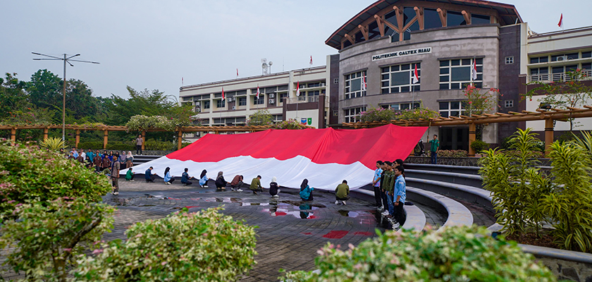 Gambar Memperingati HUT ke-79 RI, Politeknik Caltex Riau Kembali Kibarkan Bendera Raksasa 