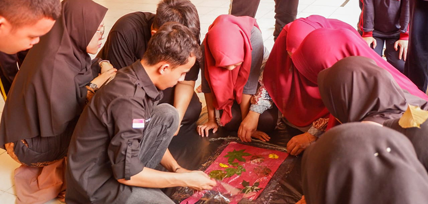 Gambar Pelatihan Ecoprint oleh Tim PKM PM Mahasiswa PCR untuk SLB Negeri Sri Mujinab: Eksplorasi Kreativitas dengan Teknik Pounding dan Steam serta Teknik Foto Produk