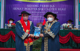 21 Tahun Mengabdi Sebagai Dosen, Hendriko Dikukuhkan sebagai Guru Besar Pertama di Politeknik Caltex Riau