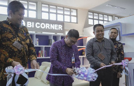 Disaksikan Direktur dan Mahasiswa, Bank Indonesia Perwakilan Riau Resmikan BI Corner di Perpustakaan PCR