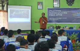 Dosen PCR Gelar Pelatihan Teknik Splicing Fiber Optik di SMKN 1 Rengat