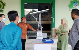 Dosen Politeknik Caltex Riau Hibahkan Stasiun Pengisi Baterai Smartphone Berbasis Energi Terbarukan ke MAN 2 Pekanbaru