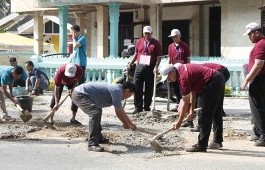 Mahasiswa Baru PCR Lakukan Aksi Perbaikan Jalan Umban Sari