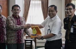 Studi Banding Lembaga Penelitian dan pengabdian Masyarakat, STIA Lancang Kuning Dumai Kunjungi PCR