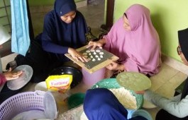 Tingkatkan Kualitas dan Hasil Produksi, Dosen PCR Lakukan PKM Terhadap UKM Kerupuk Opak