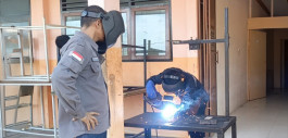 Gambar Dosen Teknik Mesin PCR Jadi Guru Tamu di SMKN 1 Kampar, Bimbing Workshop Dasar Pengelasan SMAW