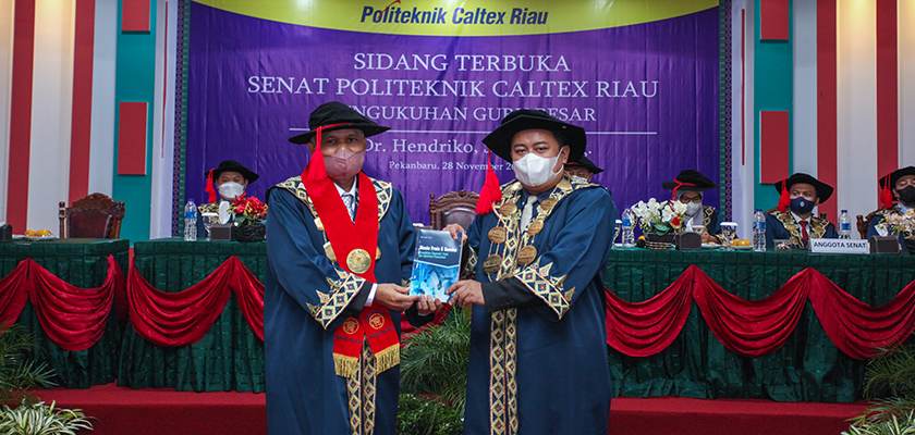 Cover 21 Tahun Mengabdi Sebagai Dosen, Hendriko Dikukuhkan sebagai Guru Besar Pertama di Politeknik Caltex Riau