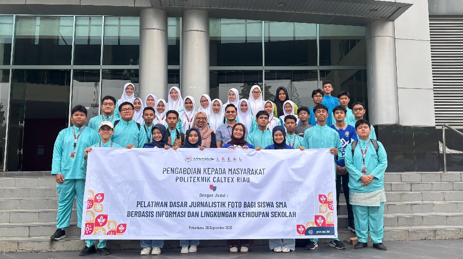 Cover Tingkatkan Literasi Visual, Dosen Politeknik Caltex Riau Latih Foto Jurnalistik Siswa MAN 2 Pekanbaru