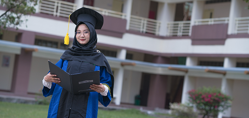 Cover Amelia Rahmadhani, Jadi Lulusan S2 MTTK Tercepat dengan IPK 4.0