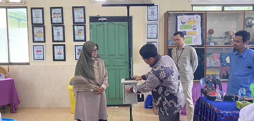 Cover Dosen PCR Berikan 4 Modul Ajar Fisika dan 1 Unit Charger Station Tenaga Surya ke SMA IT Mutiara Duri