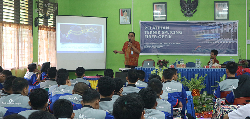 Cover Dosen PCR Gelar Pelatihan Teknik Splicing Fiber Optik di SMKN 1 Rengat