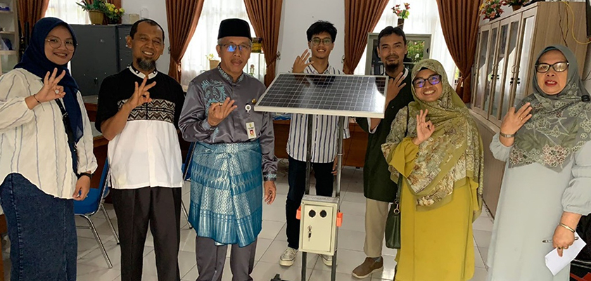 Cover Dosen PCR Hibahkan Stasiun Pengisian Smartphone Berbasis Tenaga Surya ke SMAN 3 Pekanbaru