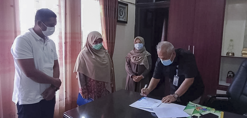 Cover Dosen Teknik Komputer PCR Hibahkan Aplikasi Bank Sampah ke DLHK Kota Pekanbaru