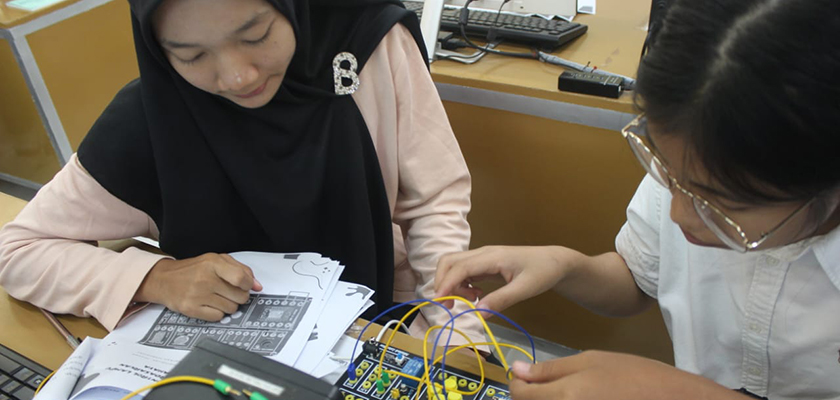 Cover Dosen dan Mahasiswa PCR Berikan Pelatihan IoT untuk SMAN 3 Pekanbaru