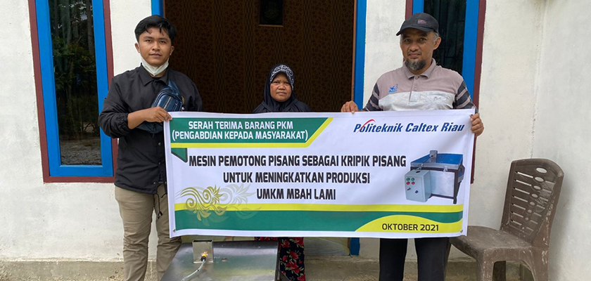 Cover Dukung UMKM, Dosen Mekatronika PCR Berikan Mesin Pemotong Pisang Otomatis kepada UMKM Mba Lami