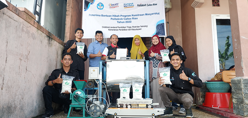 Cover Dukung UMKM Naik Kelas, Dosen PCR Berikan Bantuan Mesin Produksi kepada UMKM Tepung Kentucky Valencia Chicken Rumbai