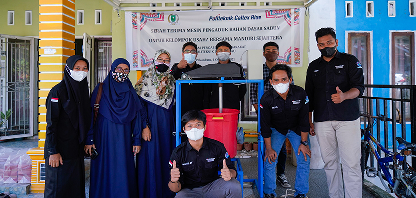 Cover Dukung UMKM Naik Kelas, Mahasiswa PCR Buat Mesin Pengaduk Sabun untuk KUB Mandiri Sejahtera