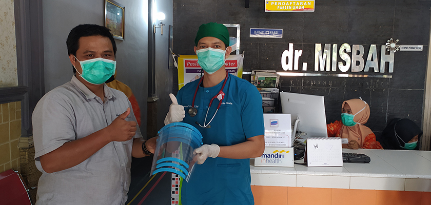 Cover Hadapi Covid-19, PCR Produksi Face Shield untuk Tenaga Medis