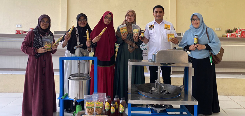 Cover Hasil Kolaborasi, Tim PKM PCR Menyerahkan Mesin Produksi untuk Kelompok Nenas Berduri (PONARI) Kampar