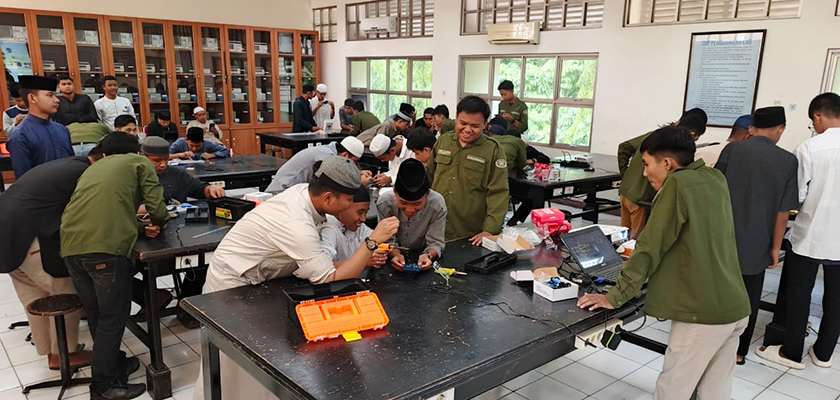 Cover JTIN PCR Adakan Pelatihan Robotika untuk Santri Pesantren Darussalam