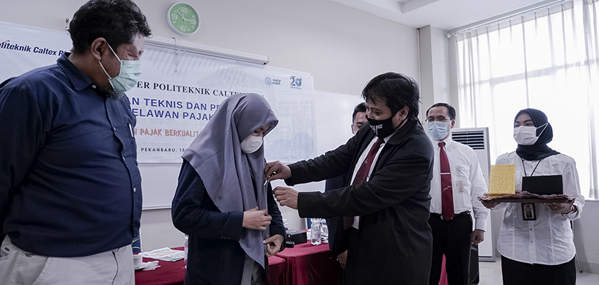 Cover Kanwil DJP Riau Kukuhkan Puluhan Mahasiswa PCR Sebagai Relawan Pajak Tax Center Politeknik Caltex Riau