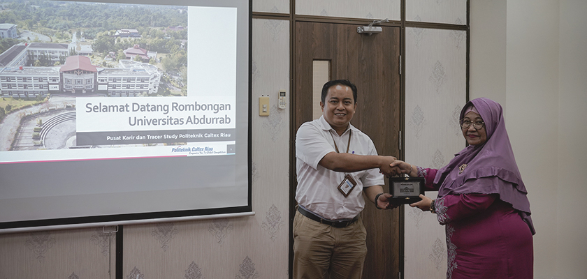 Cover Kunjungi PCR, Rektor Univrab Studi Banding Pengelolaan Pusat Karir dan Tracer Study