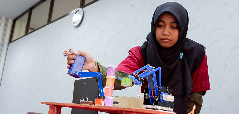 Cover Mahasiswa PCR Ciptakan Robot Lengan 3 Fungsi