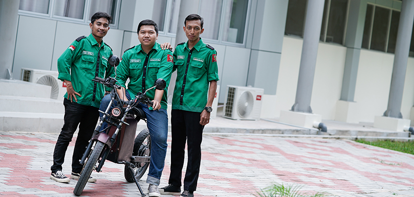 Cover Mahasiswa PCR Sukses Membuat Motor Listrik ala Jap Style