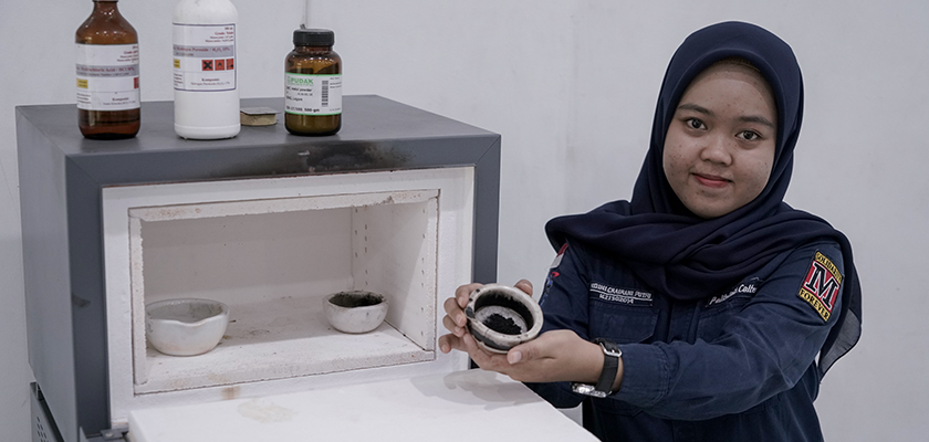 Cover Mahasiswa PCR Teliti Kandungan Limbah Sawit untuk Bahan Dasar Pembuatan Baterai