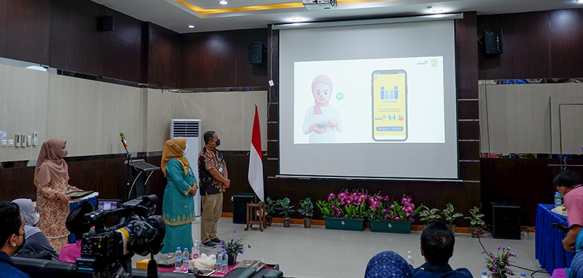 Cover PCR Hibahkan Produk Aplikasi Keluargaku kepada BKKBN Riau
