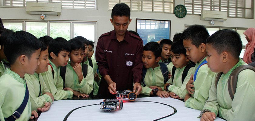 Cover PCR Kenalkan Robotika kepada Siswa Sekolah Dasar