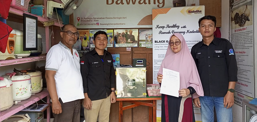 Cover PCR Serahkan Alat Fermentasi Bawang Hitam versi 2 kepada UKM Bawang Hitam Kadedika