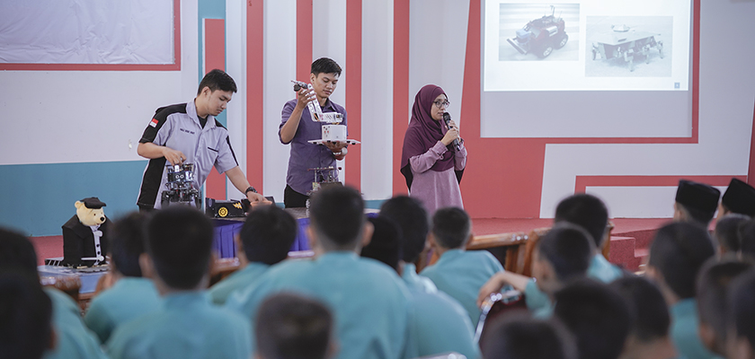 Cover Pengabdian Kepada Masyarakat, Elva Memberikan Pengetahuan Robotika kepada 186 Siswa MTS Al-Itihad Rumbai
