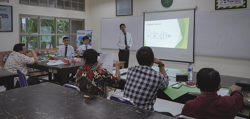 Cover Perdana, Tiga Mahasiswa Program Studi D4 Teknik Listrik Laksanakan Sidang Proposal Tugas Akhir