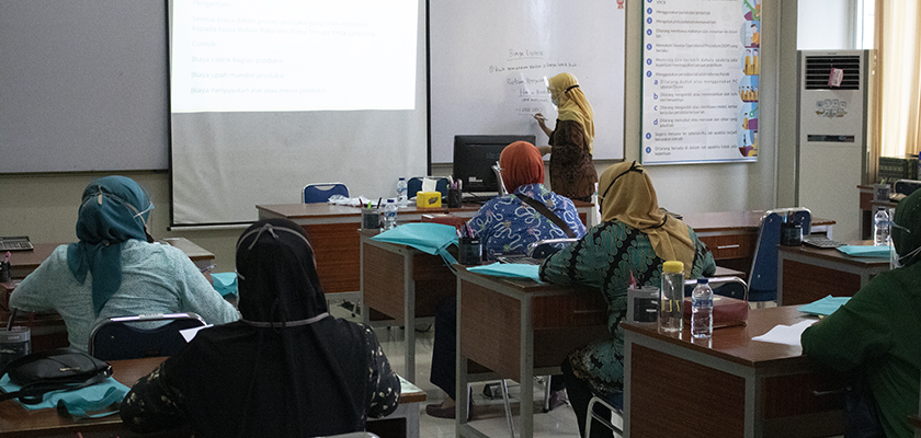 Cover Program Hibah Ristek-Brin, Dosen PCR Gelar Pelatihan Keuangan Bagi Kelompok UKM Ibu-Ibu Kreatif Gerai Kembang Setaman Kec. Payung Sekaki Kota Pekanbaru