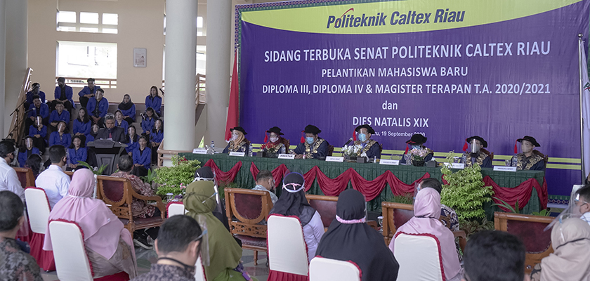 Cover Secara Daring dan Luring, Senat Politeknik Caltex Riau Kukuhkan 670 Mahasiswa Baru 2020