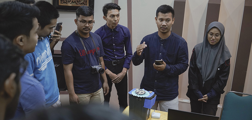 Cover Selesaikan Projek Mini IoT, Mahasiswa PMJ Berkalaborasi dengan PCR dalam Kegiatan Mobility Student Exchange 2019
