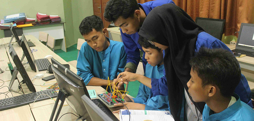 Cover Tim PKM-PM TRSE Gelar Workshop IoT di SMAN 3