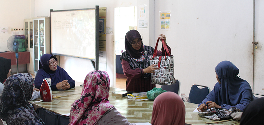 Cover Tim PKM Pengembangan SDM Berikan Pelatihan Disain dan Menjahit Tas, Photo Produk serta Keuangan di UMKM IBNU AL-MUBAROK