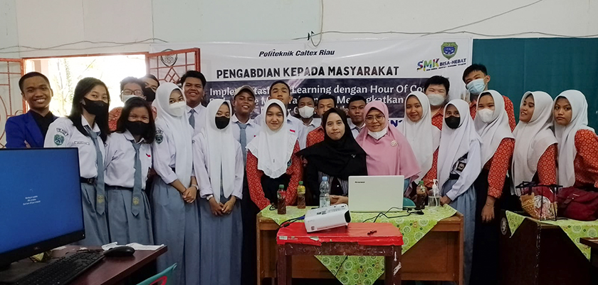 Cover Tim PkM PSTRK PCR Berikan Pelatihan Programming kepada Siswa SMKN 1 Dumai