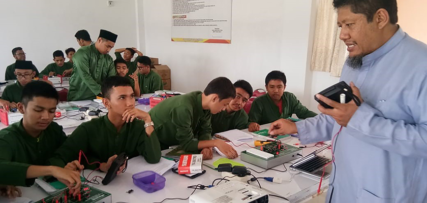 Cover Tingkatkan Kemampuan dan Pengetahuan Pelajaran Fisika, Dosen PCR Berikan Modul Pembelajaran dan Pelatihan Rangkaian Listrik Seri - Paralel kepada Siswa SMA IT Imam Syafii 2 Pekanbaru