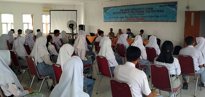 Cover Tingkatkan Kualitas Generasi Muda, Pemkab Rohil Memberikan Beasiswa Kuliah di PCR