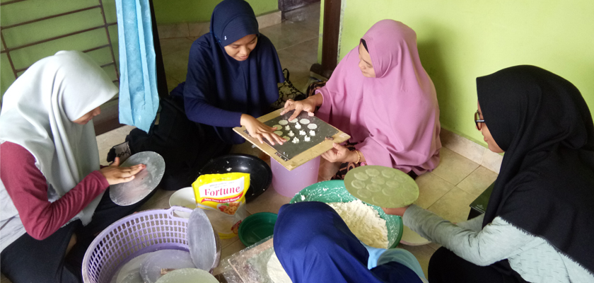 Cover Tingkatkan Kualitas dan Hasil Produksi, Dosen PCR Lakukan PKM Terhadap UKM Kerupuk Opak