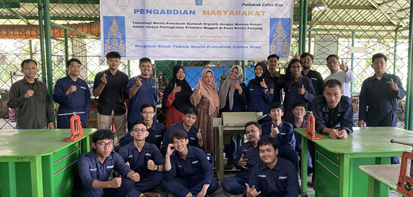 Cover Upaya Meningkatakan Produksi Budidaya Maggot di Desa Rimbo Panjang, Teknik Mesin PCR Berikan Bantuan Alat