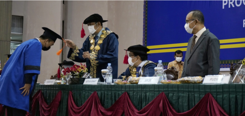 Cover Wisuda ke 18, Politeknik Caltex Riau kukuhkan sebanyak 418 Wisudawan.