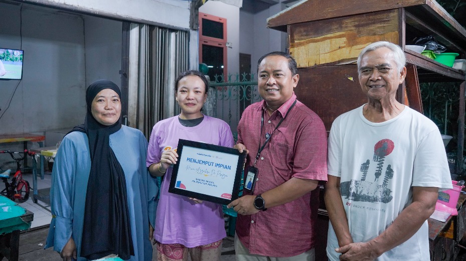 Cover Menjemput Impian Anak Bangsa, Direktur PCR Antar Langsung Pengumuman Beasiswa ke Rumah Penerima