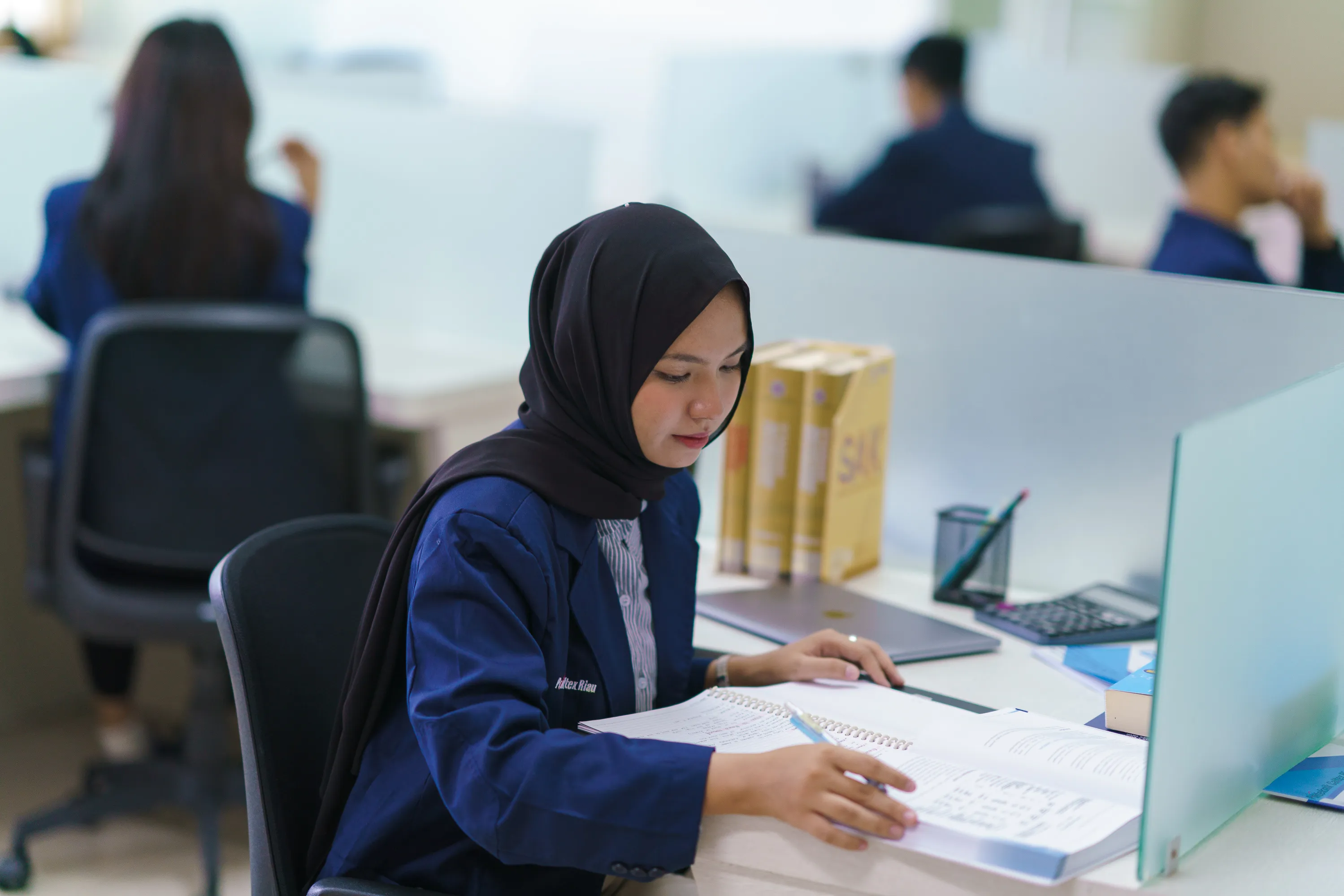 Cover Jurusan Bisnis dan Komunikasi